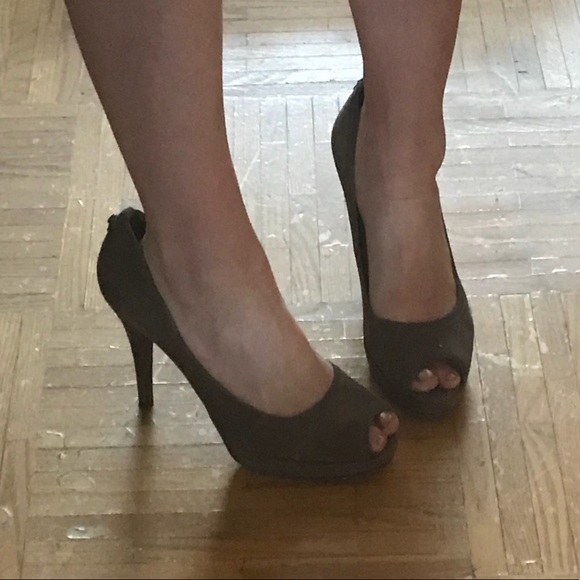 Stuart Weizmann Tan Peep Toe Pump 9 - Picture 6 of 8